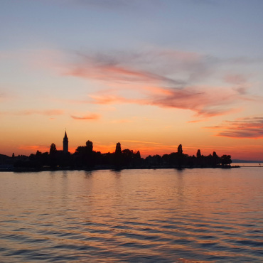 Ankunft in Romanshorn, kurz nach Sonnenuntergang - Leserfoto: Hansjürg Oesch / 65 / 2024