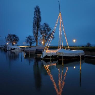 Schiff in Weihnachtsstimmung - Leserfoto: Monika Baumann / 34 / 2025