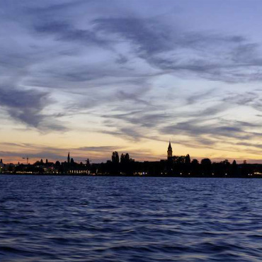 Die blaue Stunde - Romanshorn vom See aus fotografiert. Leserfoto: Ursi Marthy