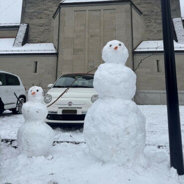 Winterzauber – Sonne, Schnee und Spass - Schneemänner in Romanshorn. Leserfoto: Oleksandra Gogol  / 6 / 2026