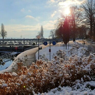 Morgenstimmung im Park mit Schnee - Leserfoto: Hansjürg Oesch / 102/2022