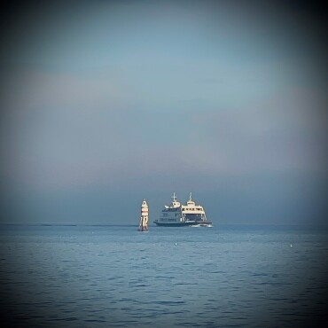 Das Geisterschiff, das aus dem Nebel kommt - Leserfoto: Ruedi Dubs / 138 / 2023