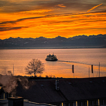 Sonnenaufgang mit Fähre  - Leserfoto:  Luca Diethelm / 32 / 2025