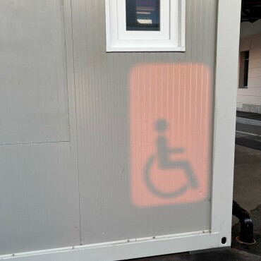 Wenn die Sonne eine temporäre Hinweistafel zeichnet - Leserfoto: Dani Rüede / 17 / 2026