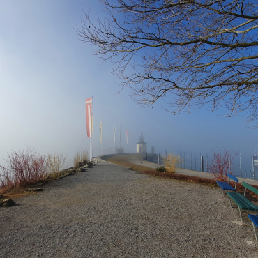 Mystisches Lichtspiel zwischen Nebel und Sonne - Leserfoto: Hansjürg Oesch / 06/2023