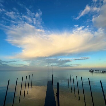 Der Himmel spiegelt sich im See  - Leserfoto: Ruedi Dubs /  33 / 2025