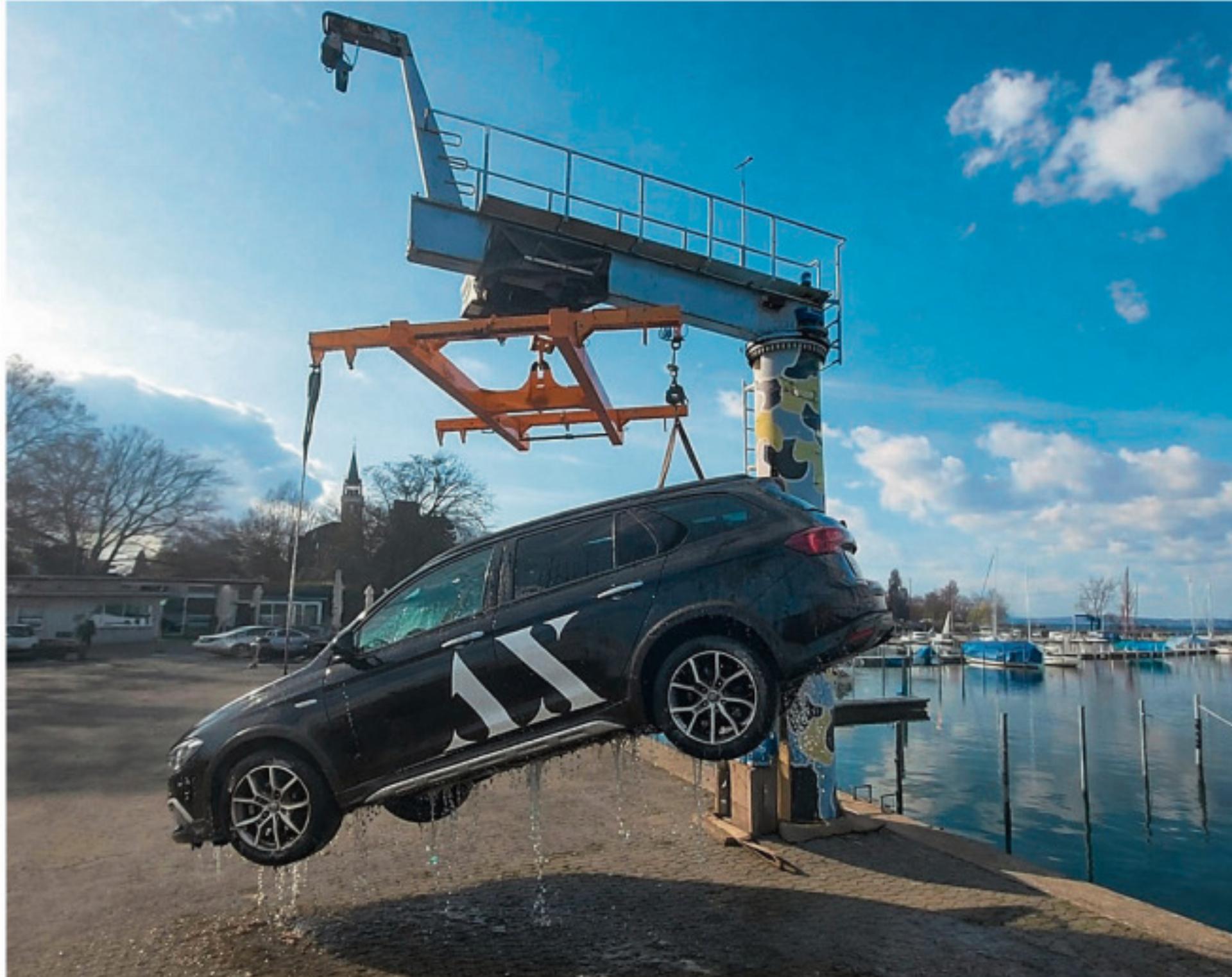 Firmenwagen im Bodensee versenkt − oder doch nur gutes Marketing? - Das Bild wird blockiert. – Möglicherweise durch einen aktiven Adblocker.