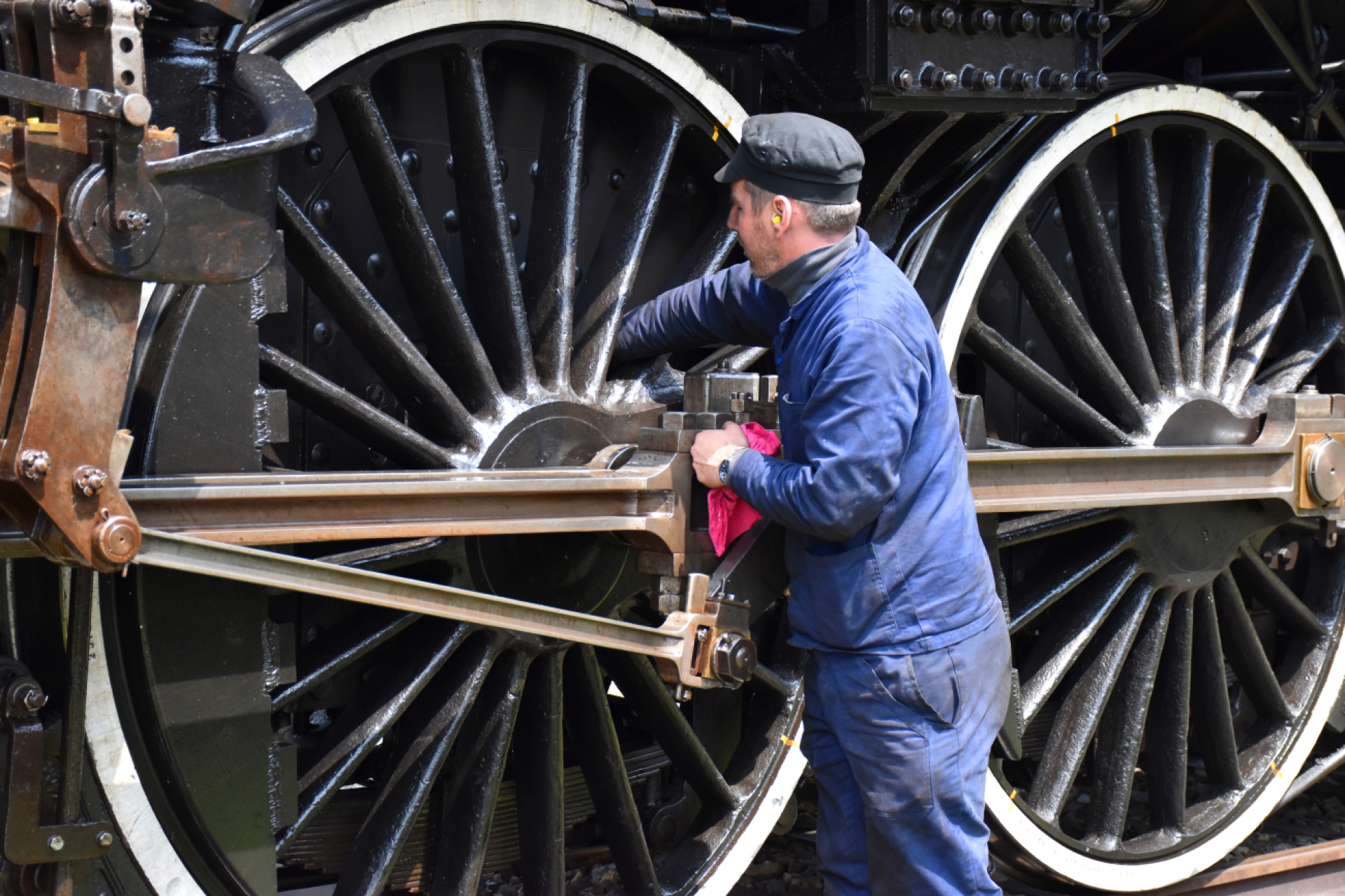 Dieser Mann erscheint klein vor dem Rad der Dampflokomotive