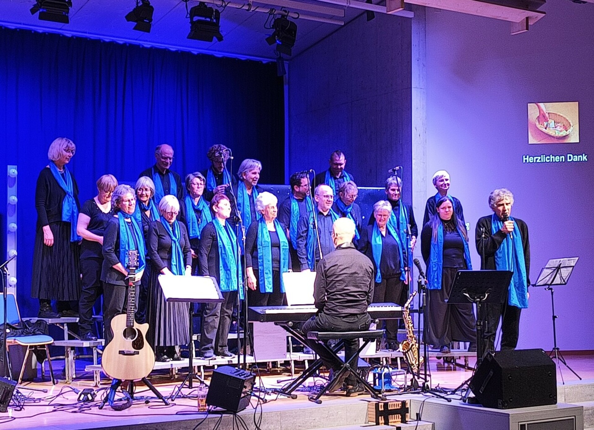 Gospelchor erfüllt den Kirchenraum - Das Bild wird blockiert. – Möglicherweise durch einen aktiven Adblocker.