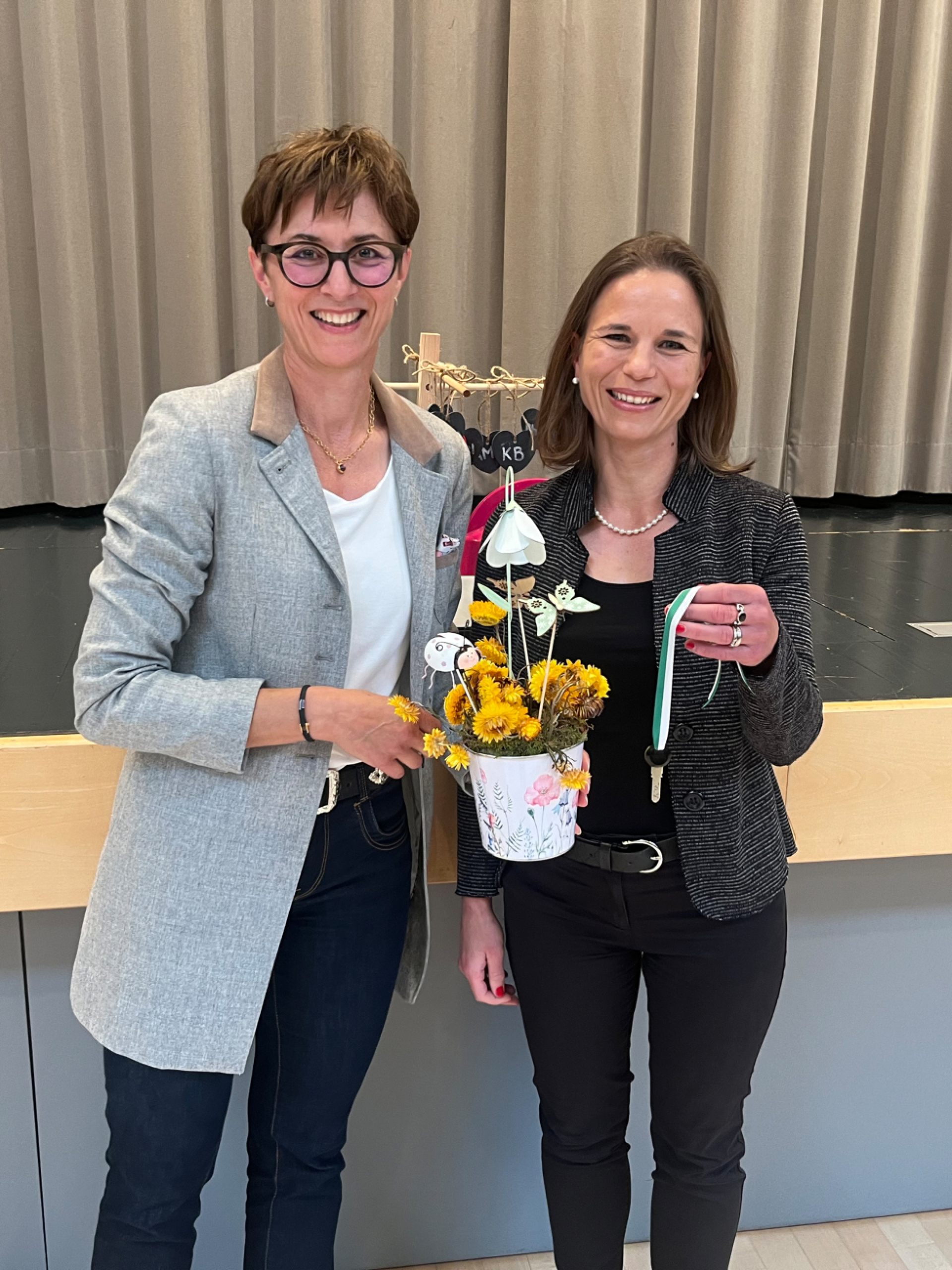 Monika Knill hat den Schlüssel an ihre Departementnachfolgerin Denise Neuweiler übergeben. Foto: zVg. Staatskanzlei Kanton Thurgau 