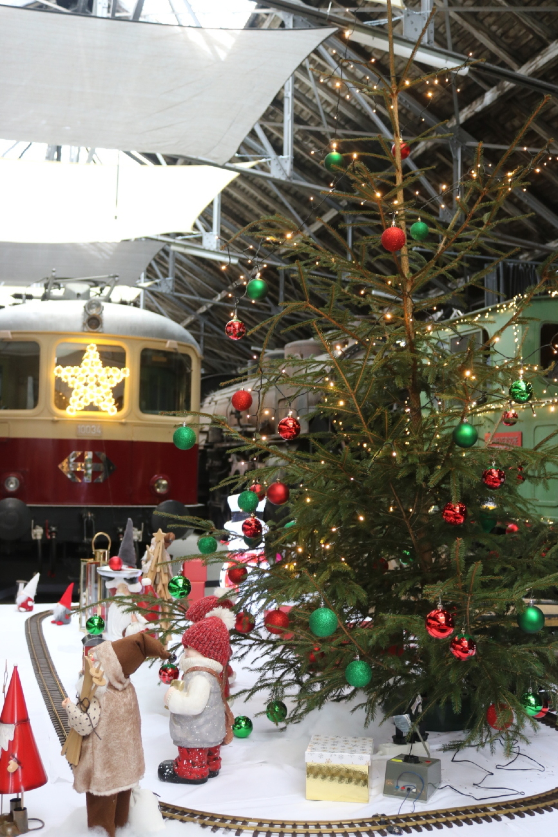 Adventsstimmung inmitten von Lokomotiven - Das Bild wird blockiert. – Möglicherweise durch einen aktiven Adblocker.