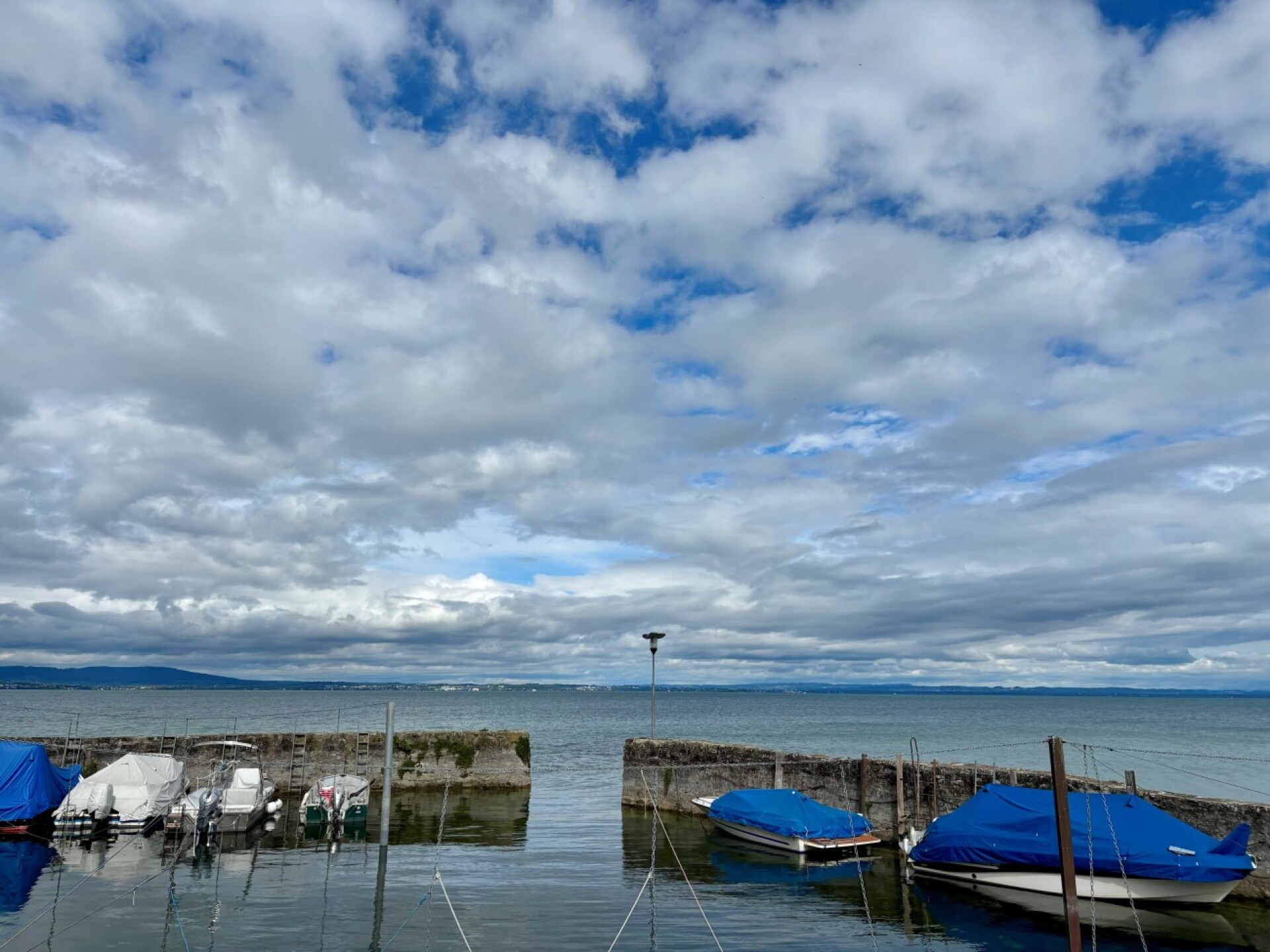 Wolkenhimmel über dem Uttwiler Hafen - Das Bild wird blockiert. – Möglicherweise durch einen aktiven Adblocker.