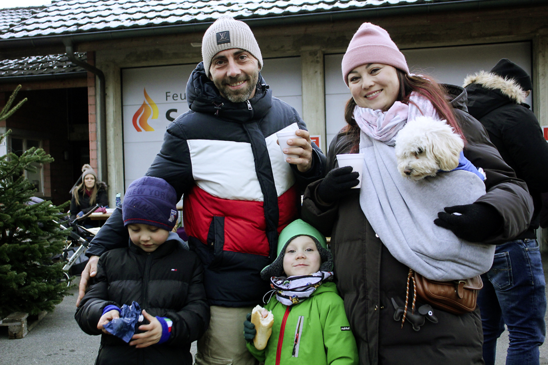 Viel Volk am Adventsmarkt Salmsach - Das Bild wird blockiert. – Möglicherweise durch einen aktiven Adblocker.