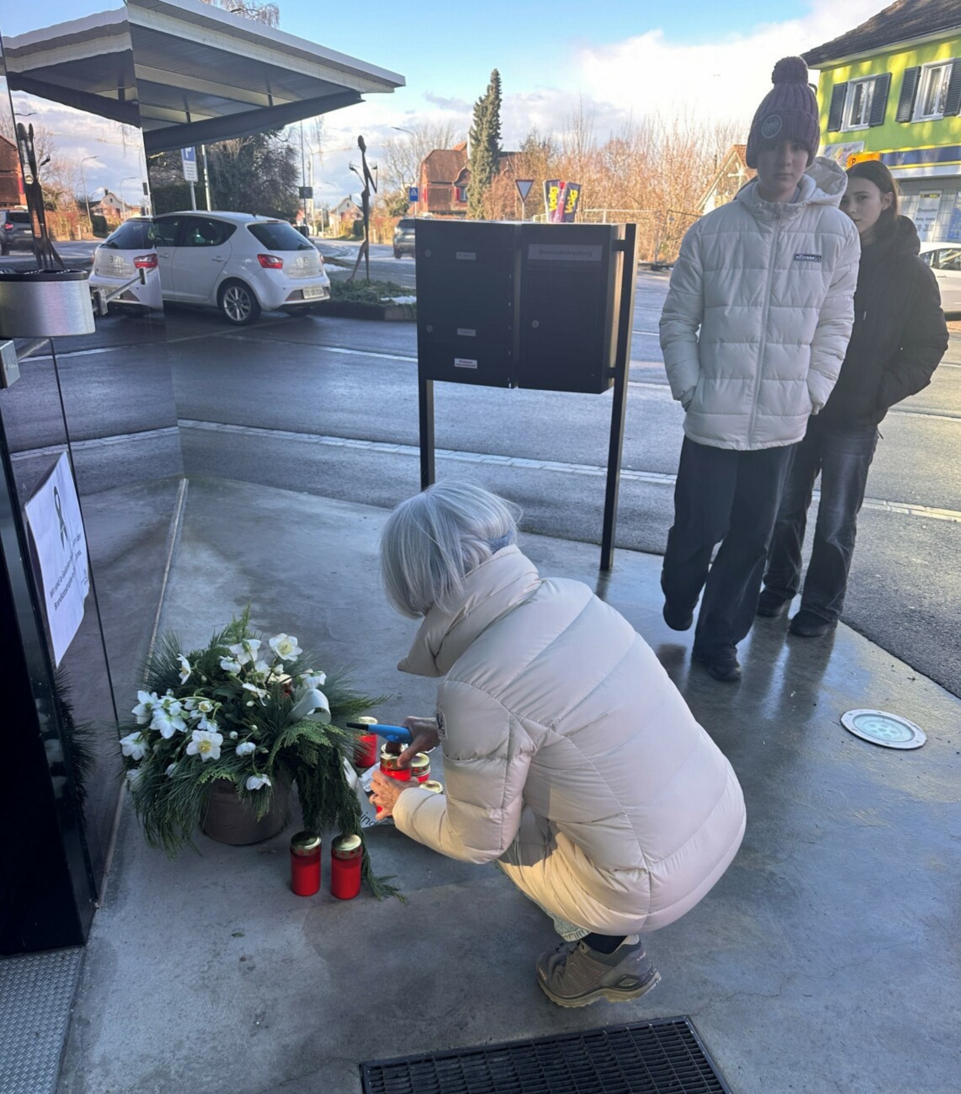 In stillem Gedenken an die Opfer und deren Familien der Brandkatastrophe in Crans-Montana - Nationaler Gedenkminute am 9. Januar um 14.00 Uhr - Das Bild wird blockiert. – Möglicherweise durch einen aktiven Adblocker.