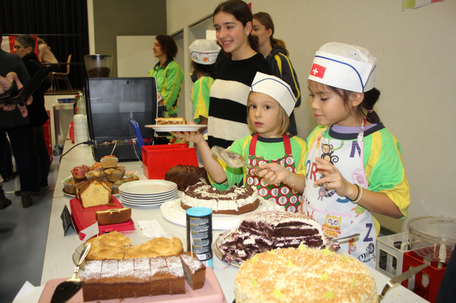 Von kleinen bis zu grösseren Jugis halfen alle mit, schöpften und platzierten Kuchen- und Tortenstücke auf den Tellern der über 200 Gäste. Fotos: Trudi Krieg