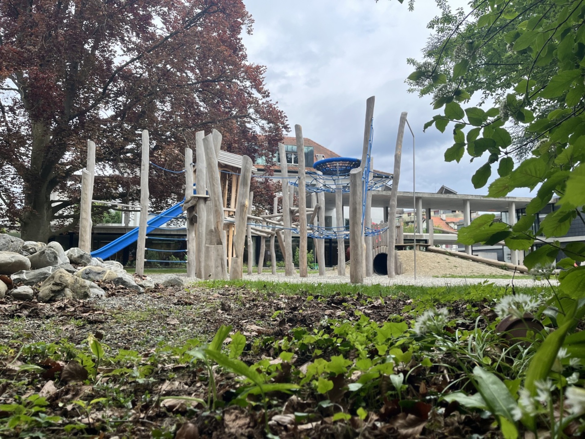 Spielplatz mit Schulhaus im Hintergrund: Der Pausenplatz der Heilpädagogischen Schule wird als WWF-Garten ausgezeichnet.