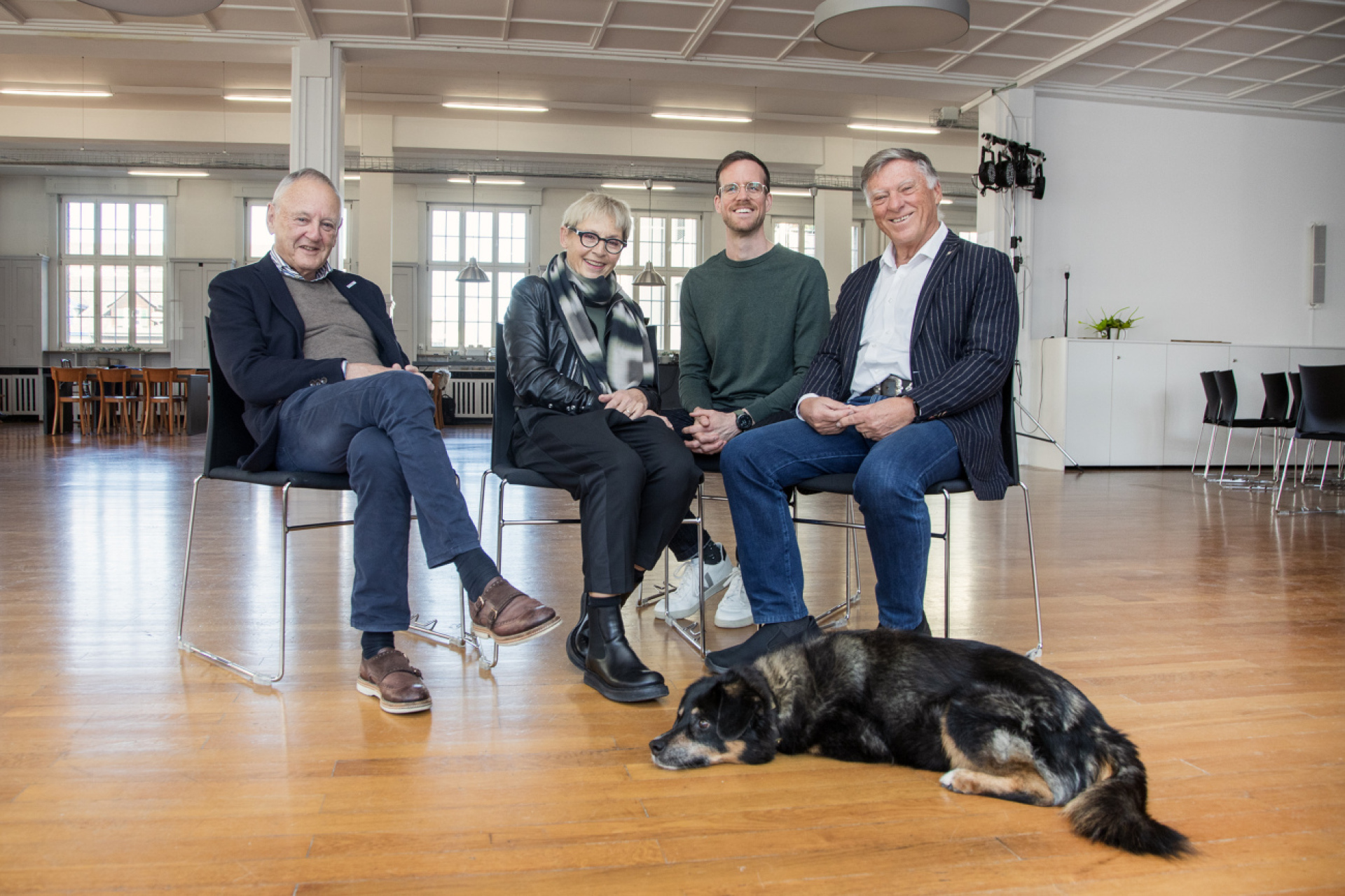 Engagieren sich für die Stiftung Talenticum (von links): Fredy und Regula Lienhard (mit Hund Anna), Yves Zellweger und Peter Fratton. Foto: Rolf Müller