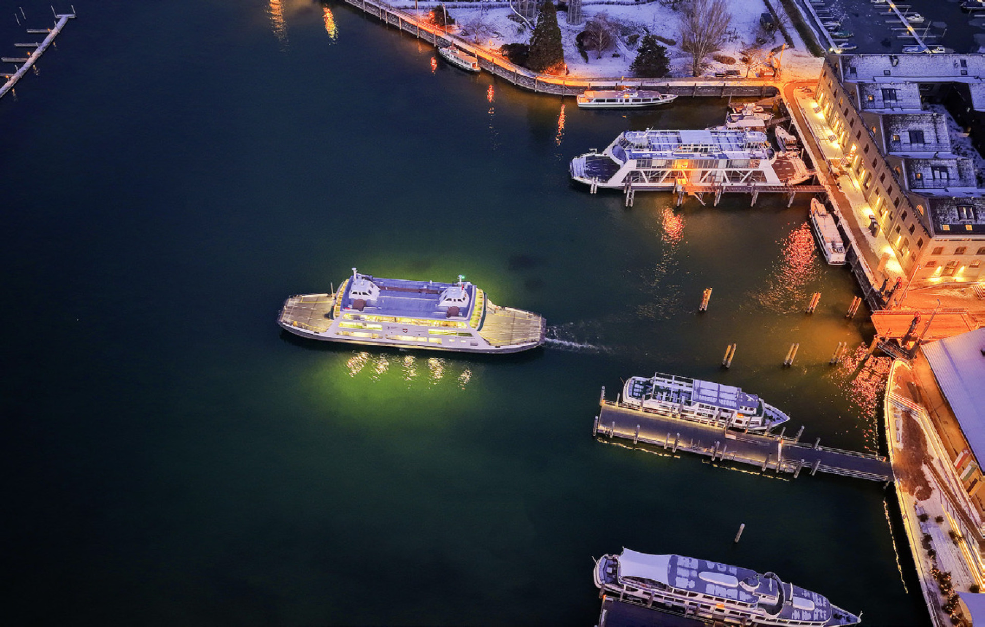Hafen bei Nacht - Das Bild wird blockiert. – Möglicherweise durch einen aktiven Adblocker.