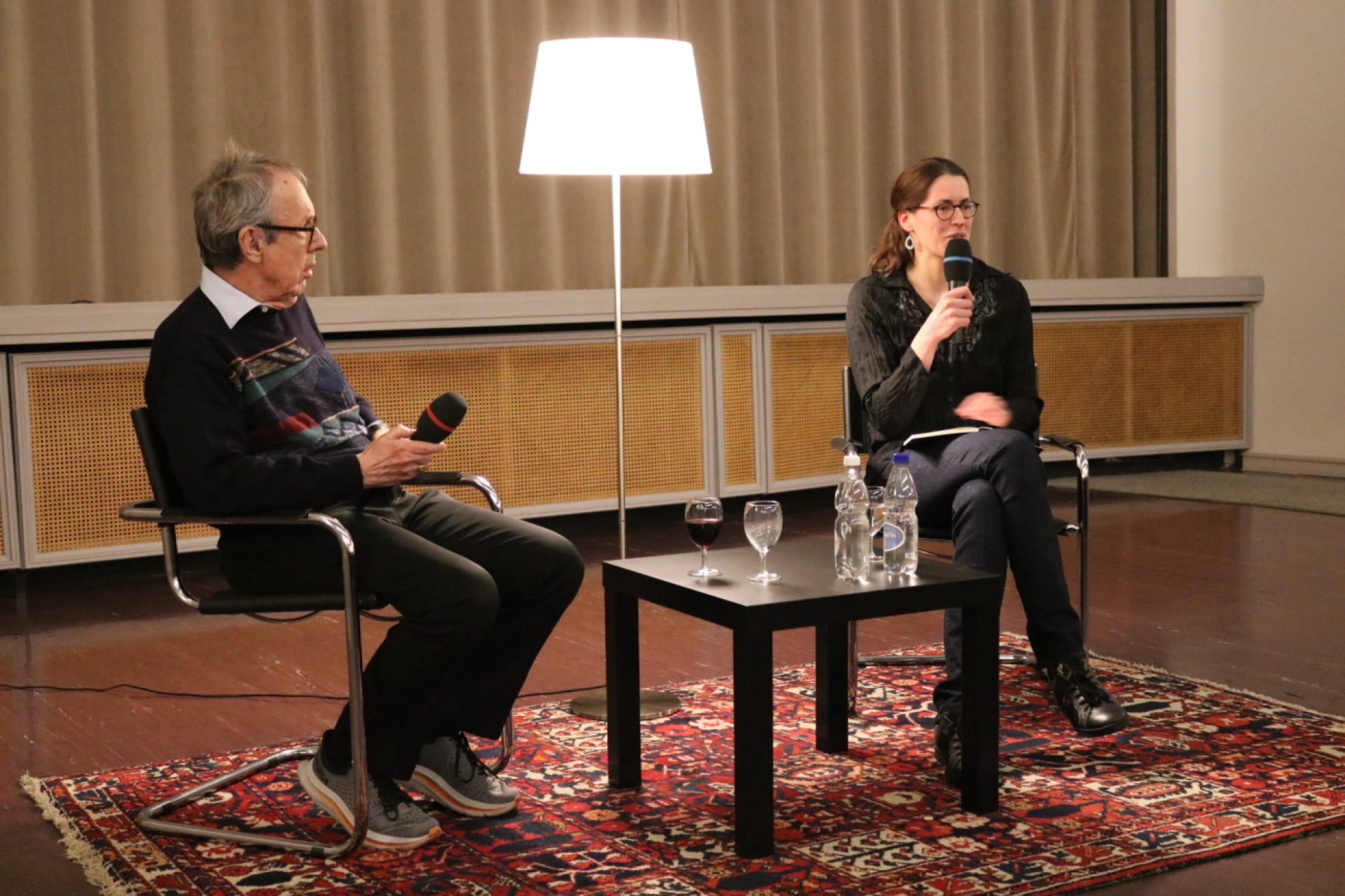 Im erklärenden Gespräch zum Film (von links): Felix Aeppli und Anna Neher. Foto: Markus Bösch