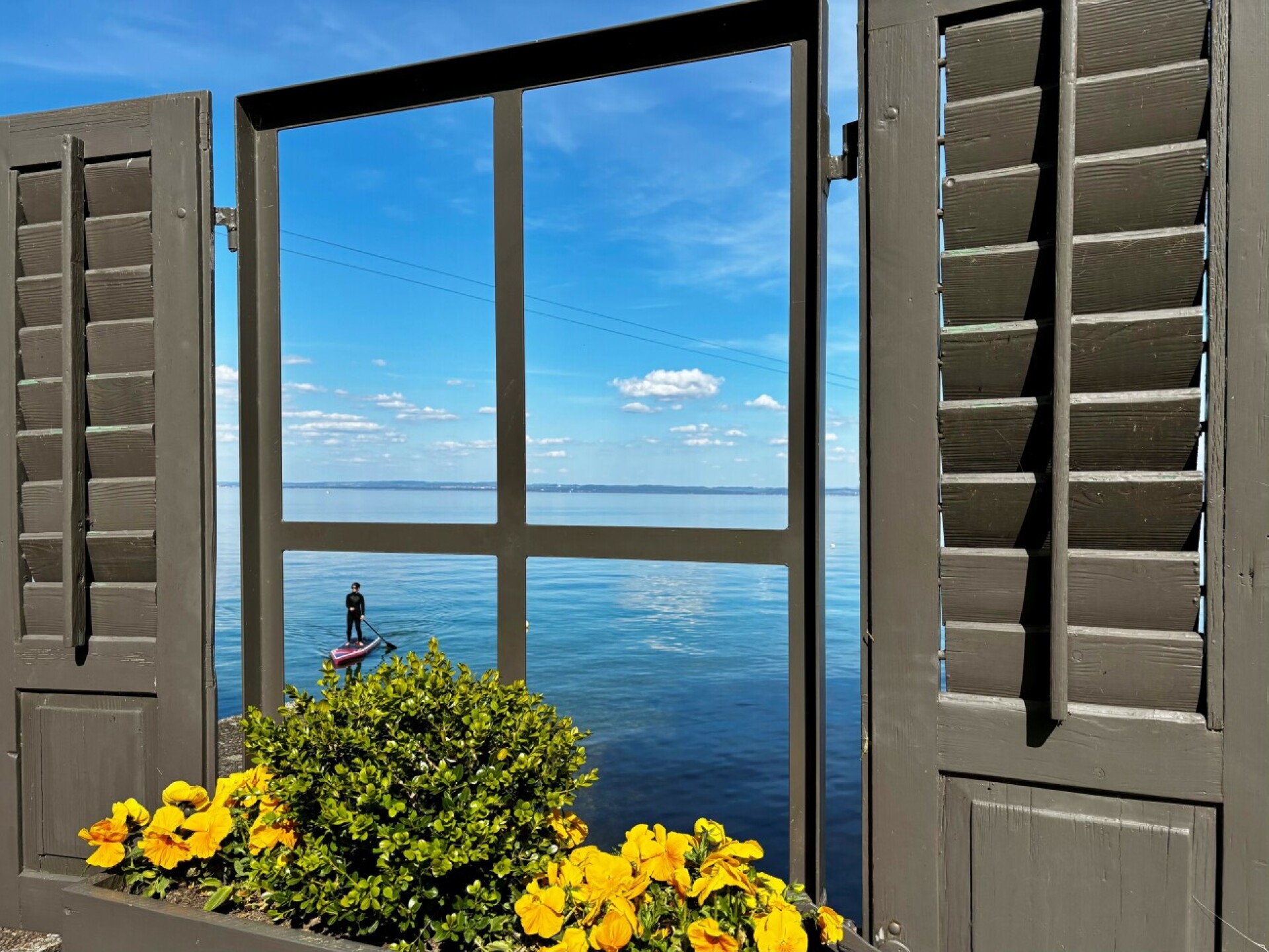 Der Blick durchs Fenster  - Das Bild wird blockiert. – Möglicherweise durch einen aktiven Adblocker.