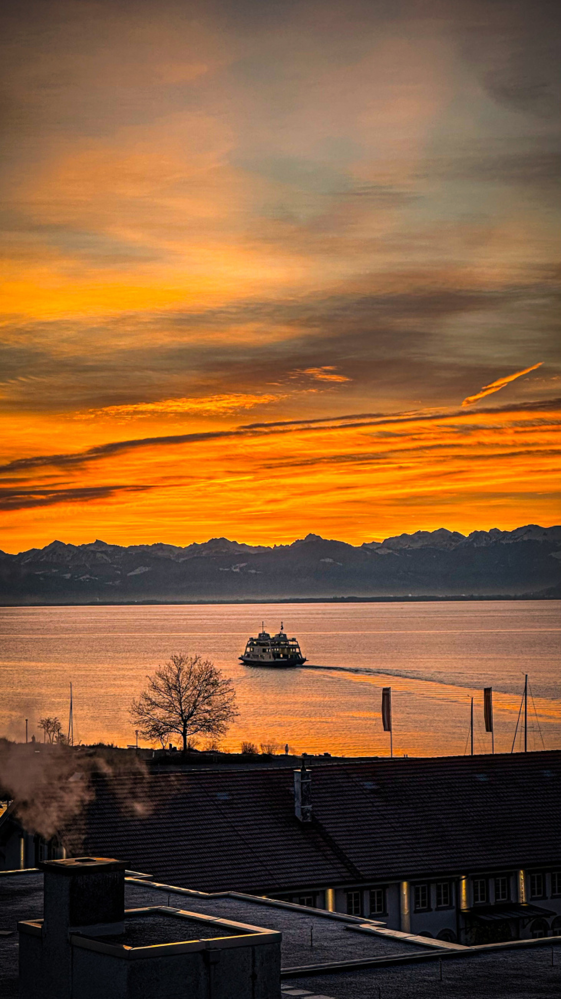 Sonnenaufgang mit Fähre  - Das Bild wird blockiert. – Möglicherweise durch einen aktiven Adblocker.