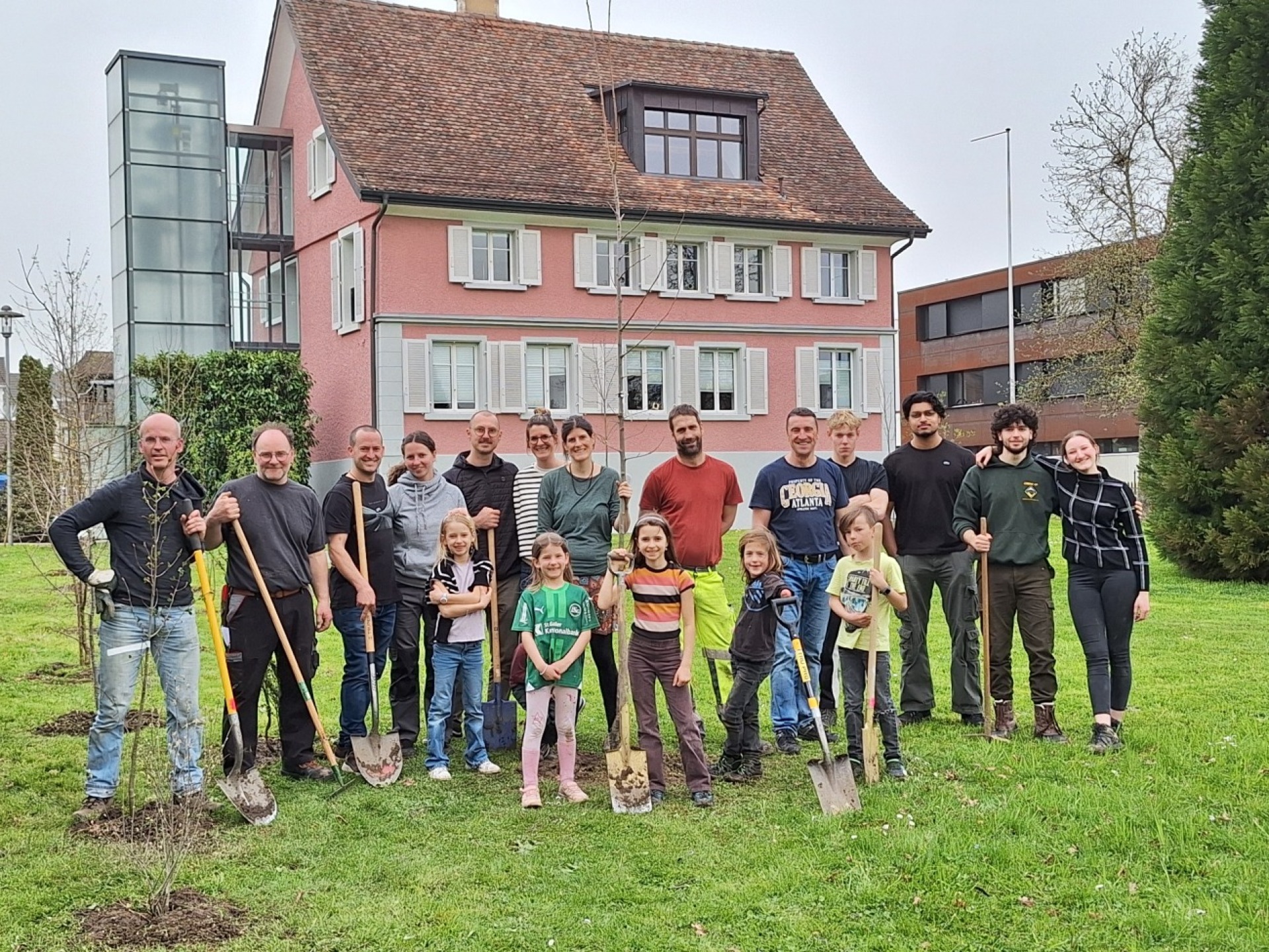 Förderung der Biodiversität: Gemeinsam Bäume und Hecken pflanzen auf der Gemeindewiese in Salmsach. Fotos: Gemeinde Salmsach
