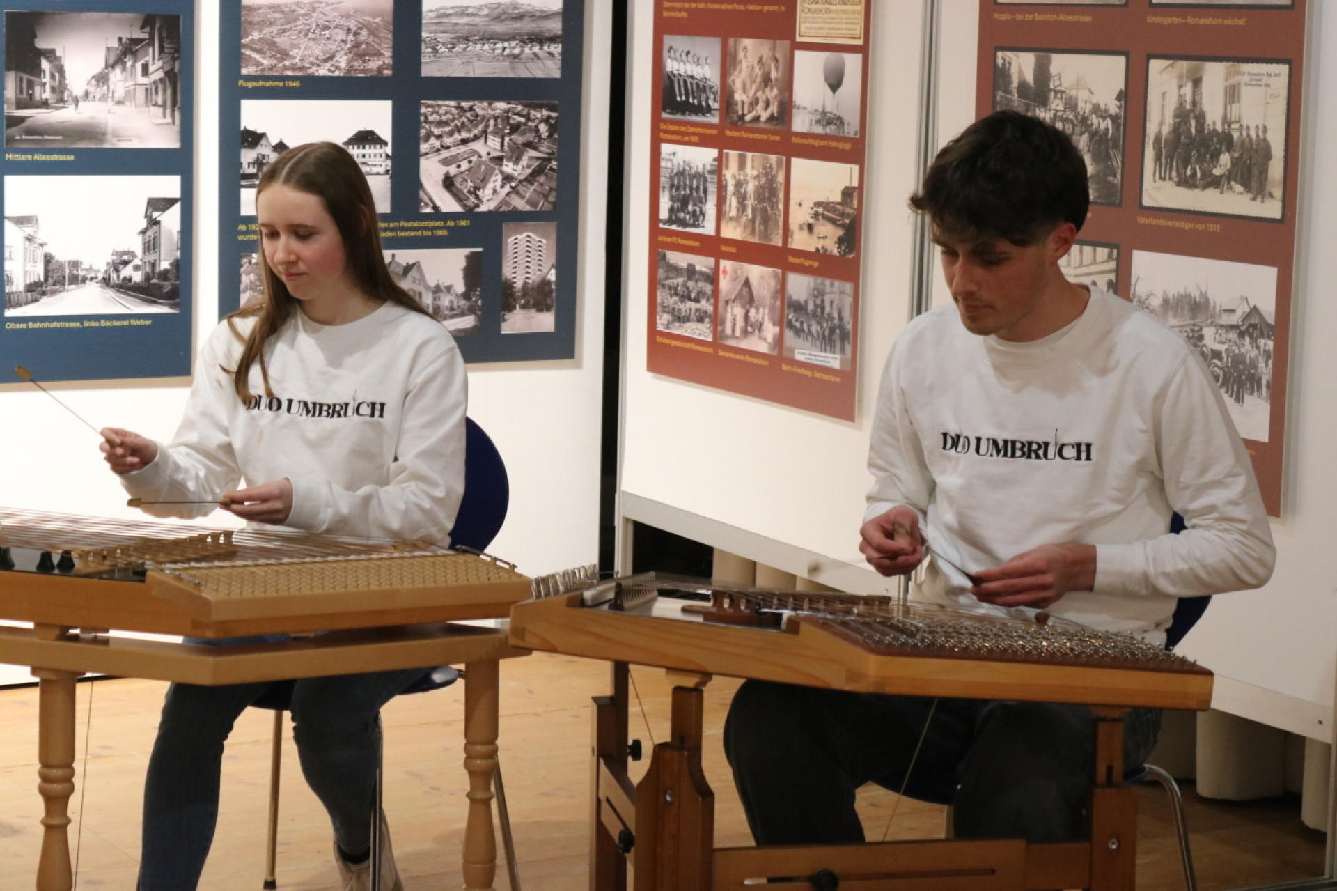 Hochstehendes Hackbrettspiel im Duo - Das Bild wird blockiert. – Möglicherweise durch einen aktiven Adblocker.