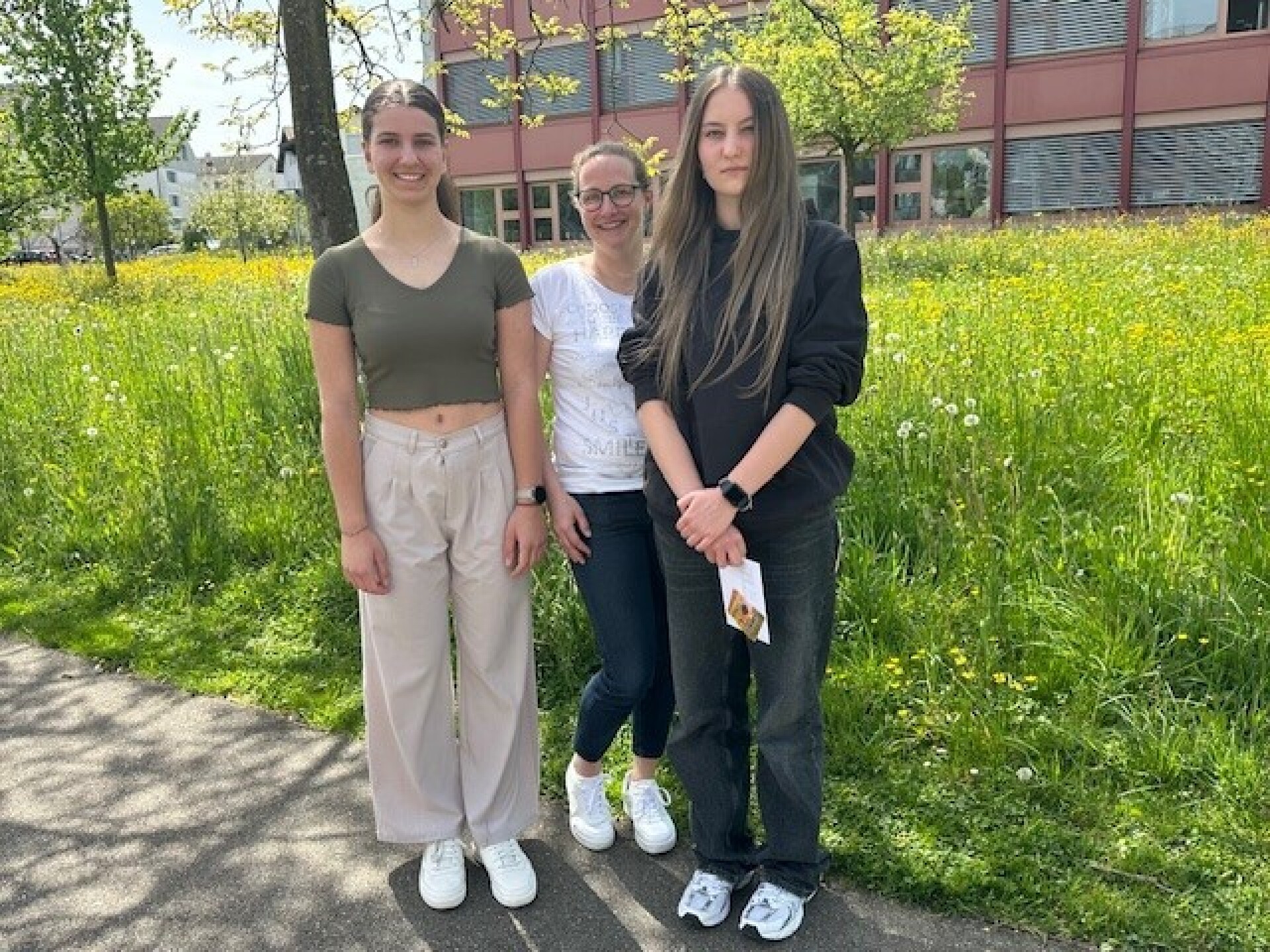 Ladina Schafhäutle (links), Julia Klarer (rechts), Karin Keller. Foto: Mélanie Deiss