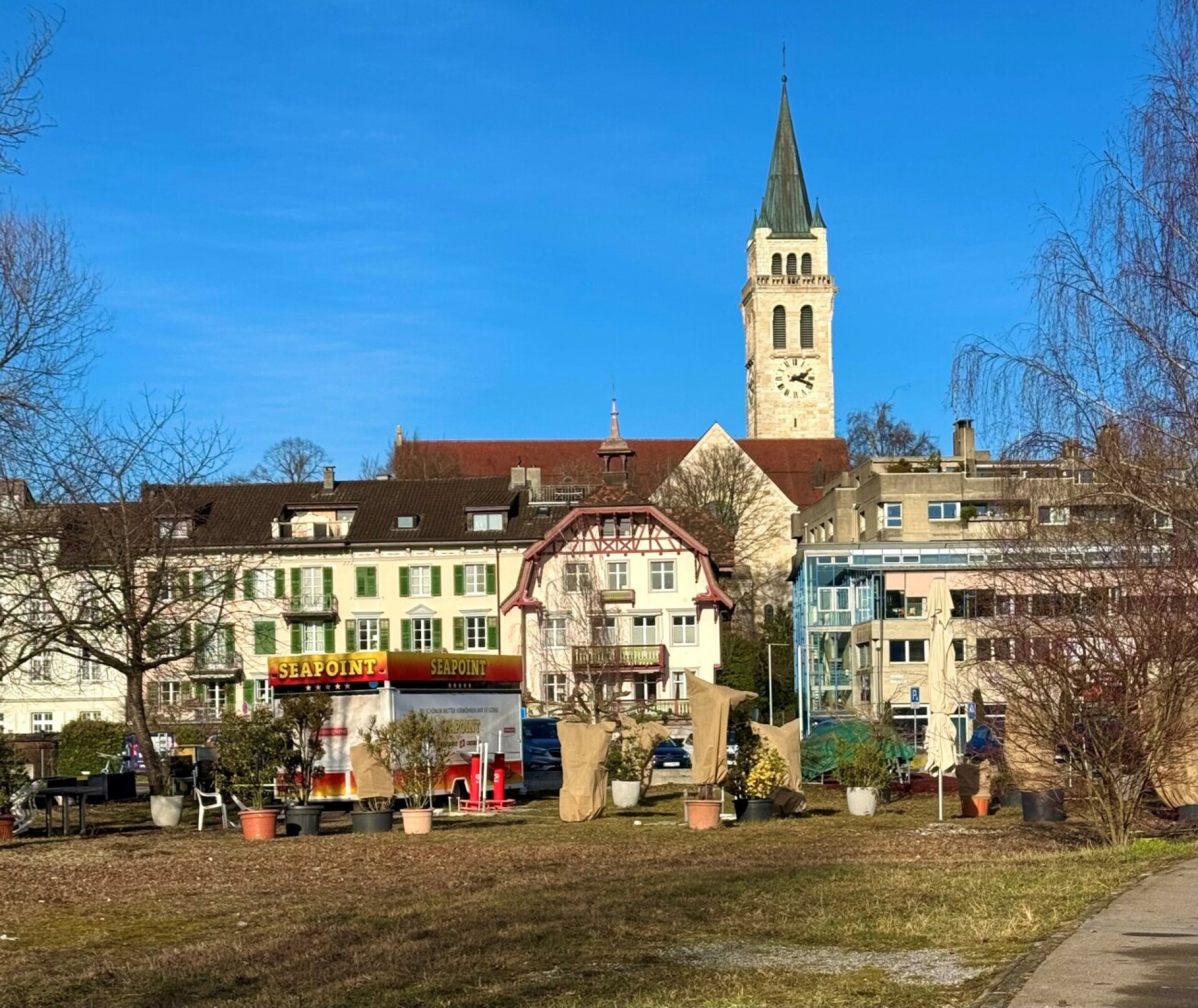 Sonnenverwöhnte Hafenpromenade - Das Bild wird blockiert. – Möglicherweise durch einen aktiven Adblocker.