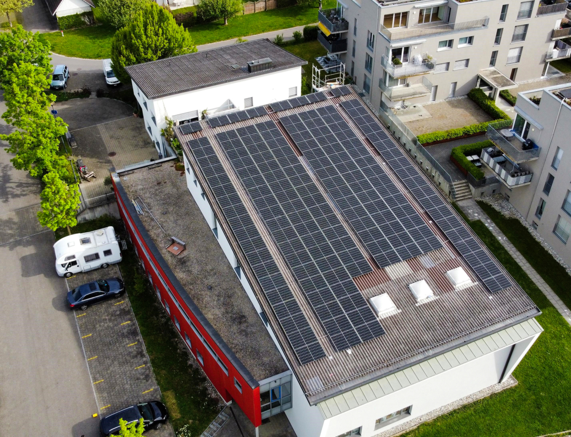 Grosse Solaranlage auf dem Gebäude der Chrischona-Gemeinde, die heute Vivakirche heisst. Fotos: Markus Bösch, Christoph Günter, Lukas Müller