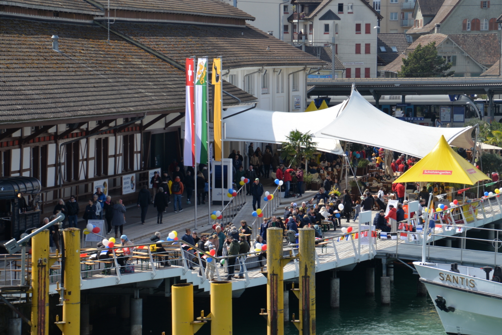 Die einladende Hafenplattform während des Hafenfestes. Foto: Schweizerische Bodensee-Schifffahrt AG