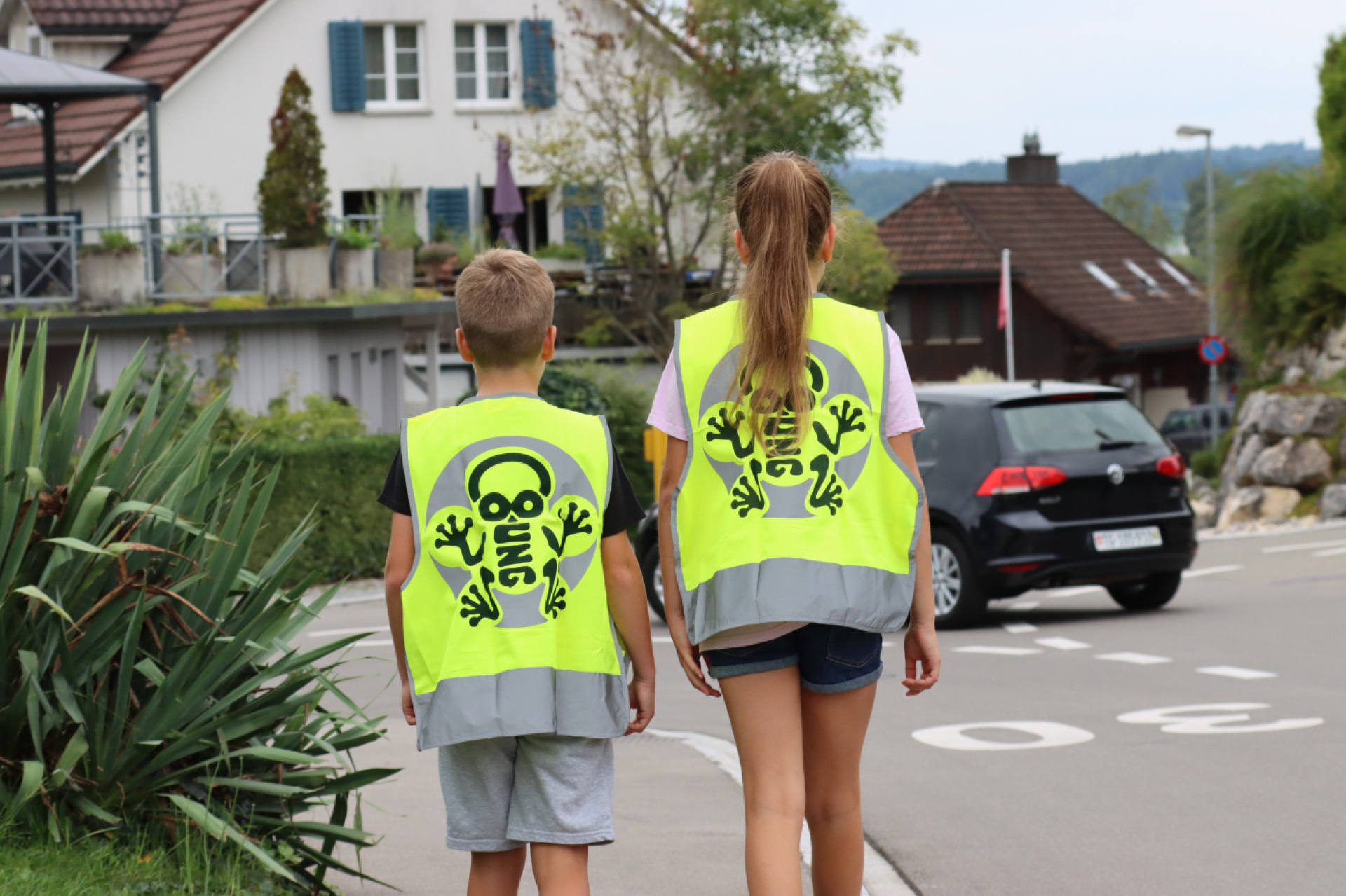 Auch dieses Jahr werden über 6000 Gratis-Leuchtwesten an Thurgauer Schülerinnen und Schüler verteilt. (Bild: Kantonspolizei Thurgau)