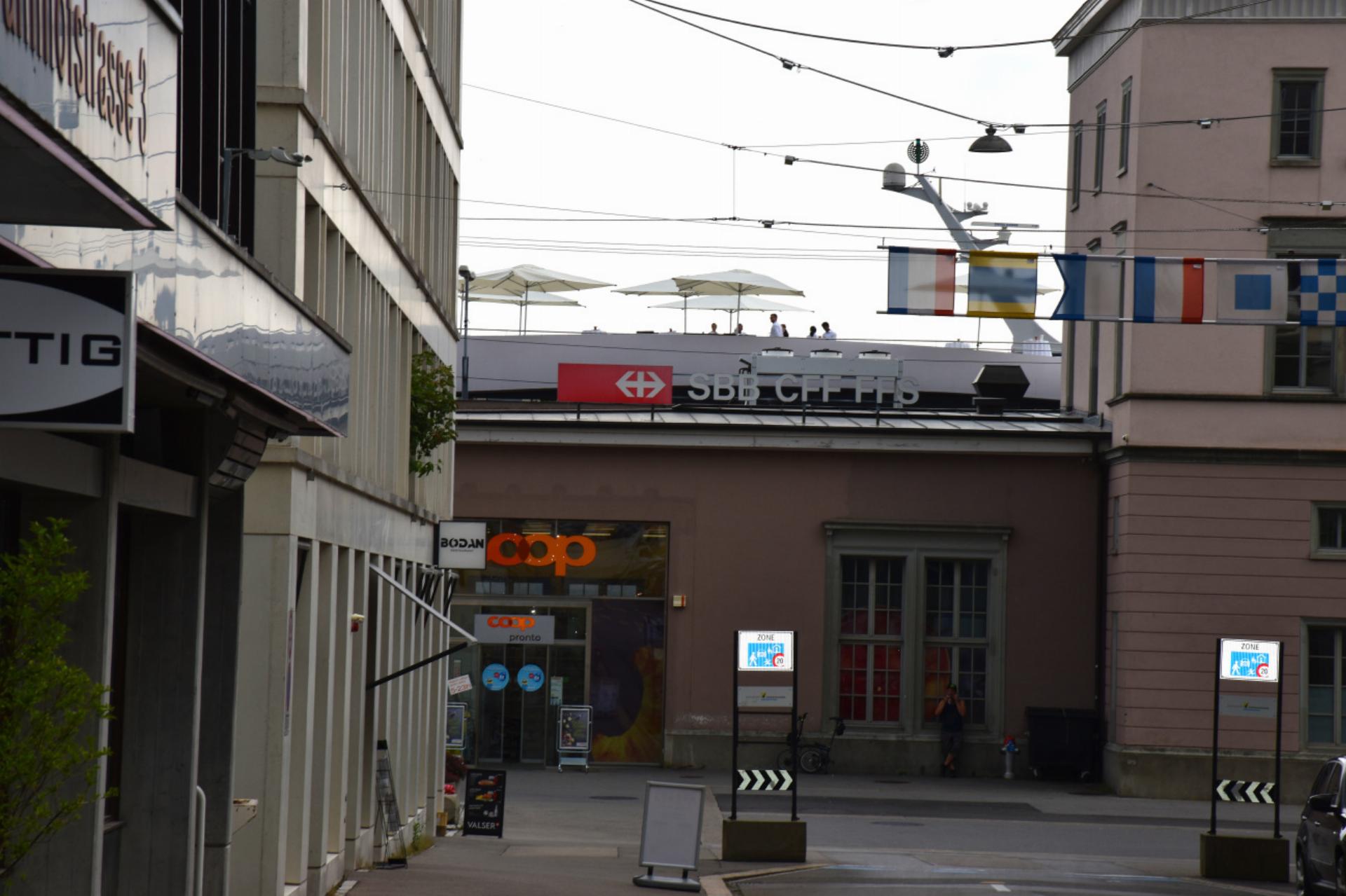 Ein Terrassenrestaurant auf dem Bahnhofsgebäude?