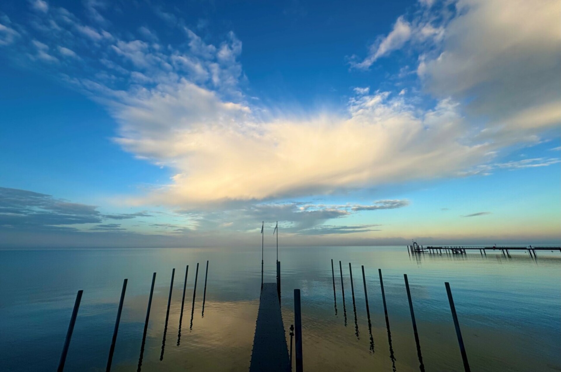 Der Himmel spiegelt sich im See  - Das Bild wird blockiert. – Möglicherweise durch einen aktiven Adblocker.