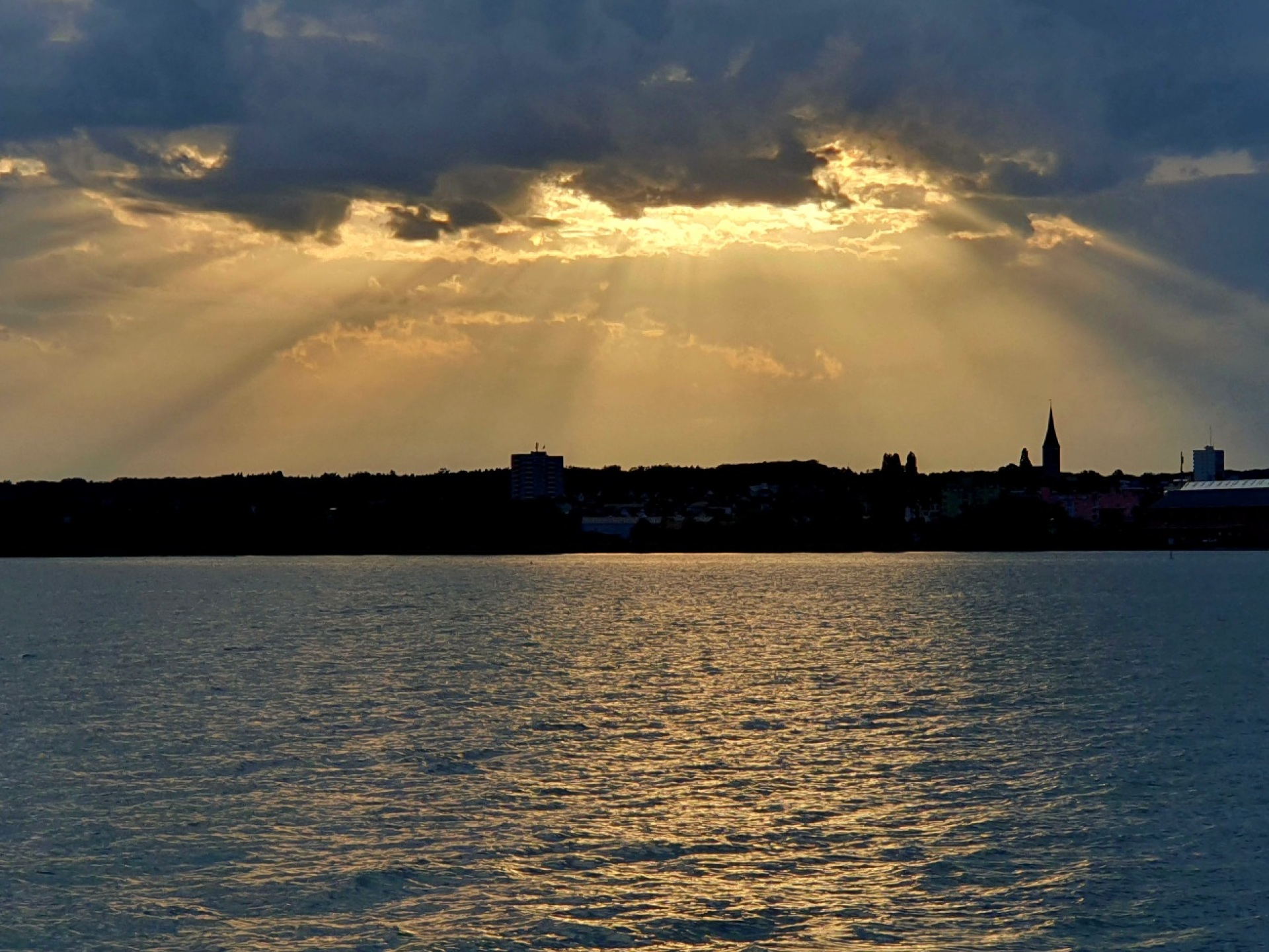 Die drei Fenster − Abendstimmung auf dem See