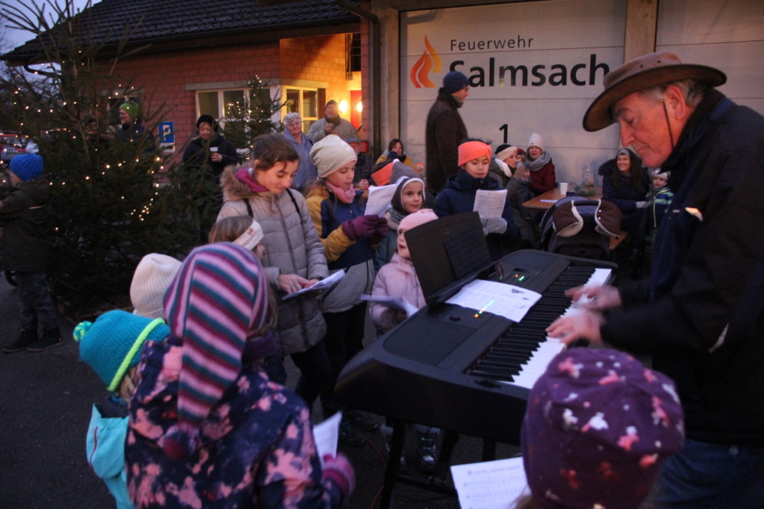Schulleiter René Aebi und die Kinder vom freiwilligen Schülerchor brachten mit ihren Liedern Weihnachtsstimmung auf den Gemeindeplatz.