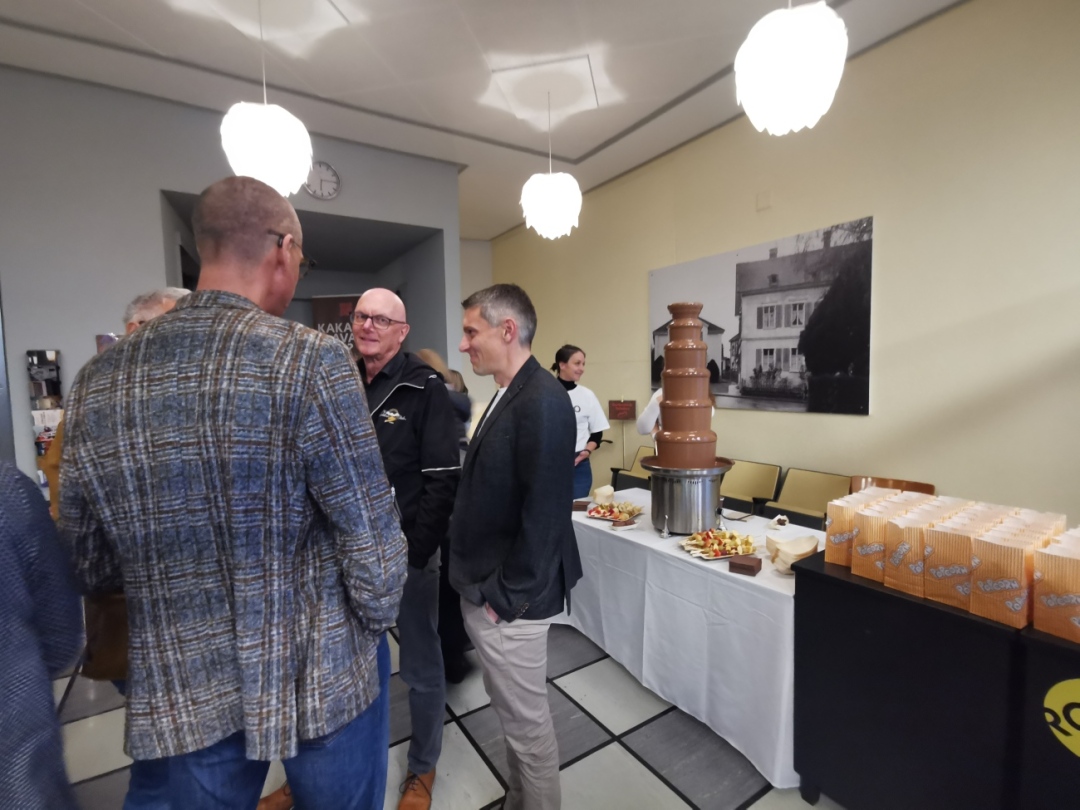 Die Gäste konnten nicht nur viel Schoggi naschen, sondern auch den Film «Chocolat» mit Juliette Binoche und Johnny Depp über sinnlichen Schokolade-Kreationen geniessen. Die Gäste konnten nicht nur viel Schoggi naschen, sondern auch den Film «Chocolat» mit Juliette Binoche und Johnny Depp über sinnlichen Schokolade-Kreationen geniessen.