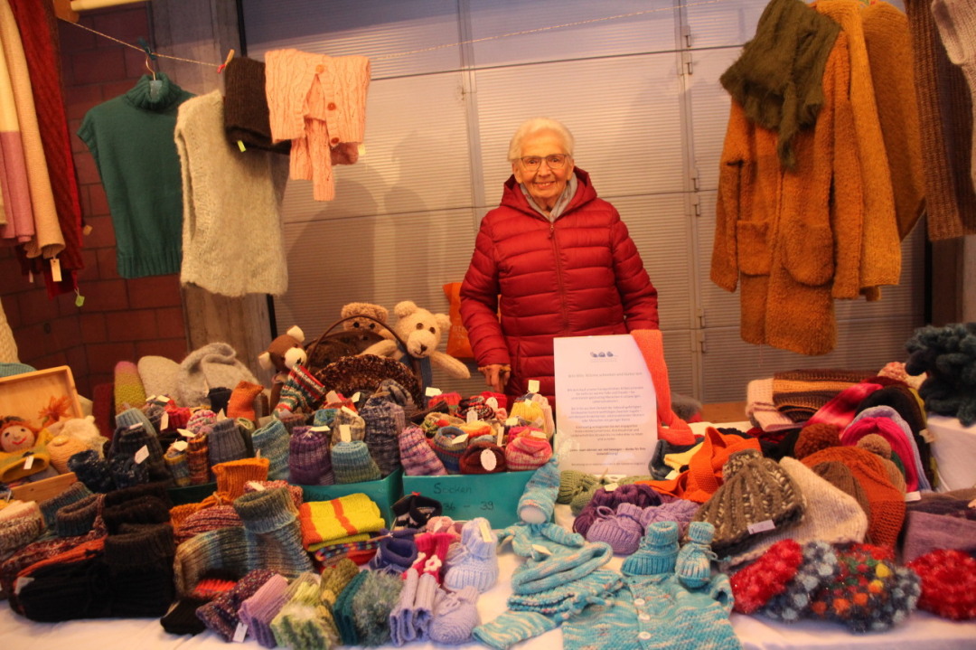 Farbenfrohe Auswahl an warmen Socken, Mützen, Babysachen und Jacken am Stand der «Lismergruppe Holzenstein». Farbenfrohe Auswahl an warmen Socken, Mützen, Babysachen und Jacken am Stand der «Lismergruppe Holzenstein».