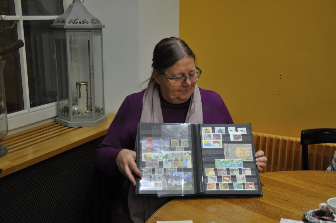 Elisabeth Tobler aus Romanshorn (Vizepräsidentin in Arbon) präsentiert ein Steckalbum mit Schweizer Briefmarken ab 2000 bis 2020.