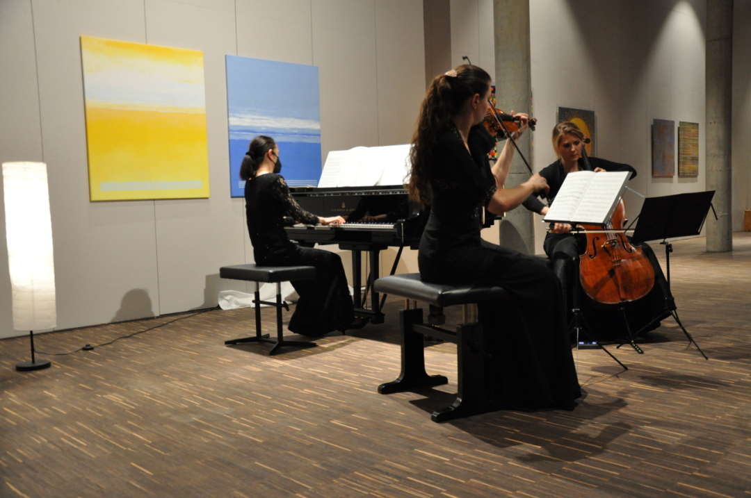 Uraufführung: Noëlle Grüebler (Violine), Cécile Grüebler (Cello) und Tamara Chitadze (Klavier) spielen Kammermusikwerke der Romanshorner Komponistin Hikaru Suzuki.