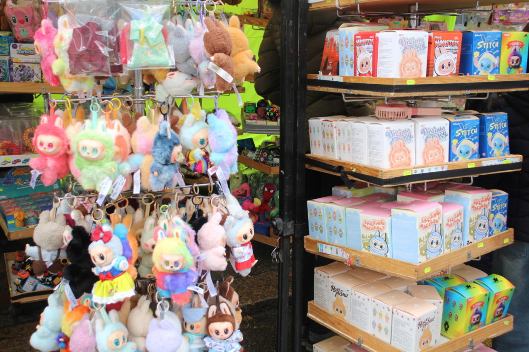Labubu, die kultigen Monsterfiguren, waren in verschiedenen Grössen und Farben anzutreffen. Labubu, die kultigen Monsterfiguren, waren in verschiedenen Grössen und Farben anzutreffen.