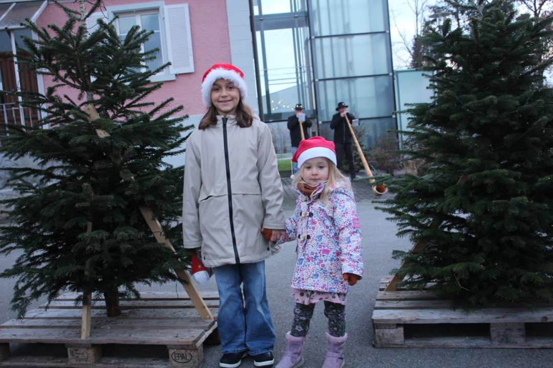 Zwei «Chläusli» unterwegs. Zwei «Chläusli» unterwegs.