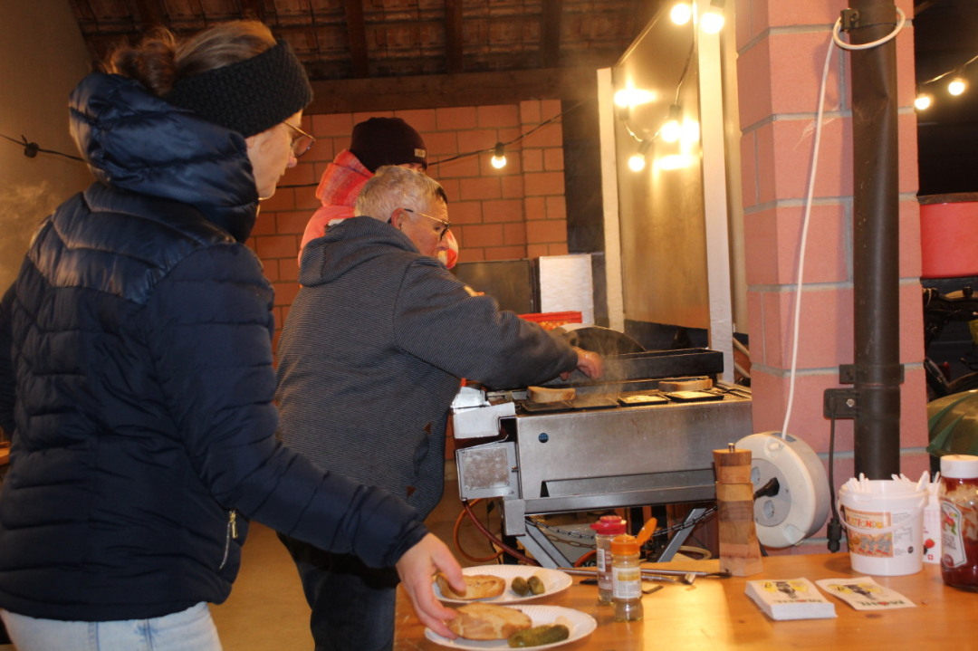 In der Küche wird fleissig Essen zubereitet. In der Küche wird fleissig Essen zubereitet.