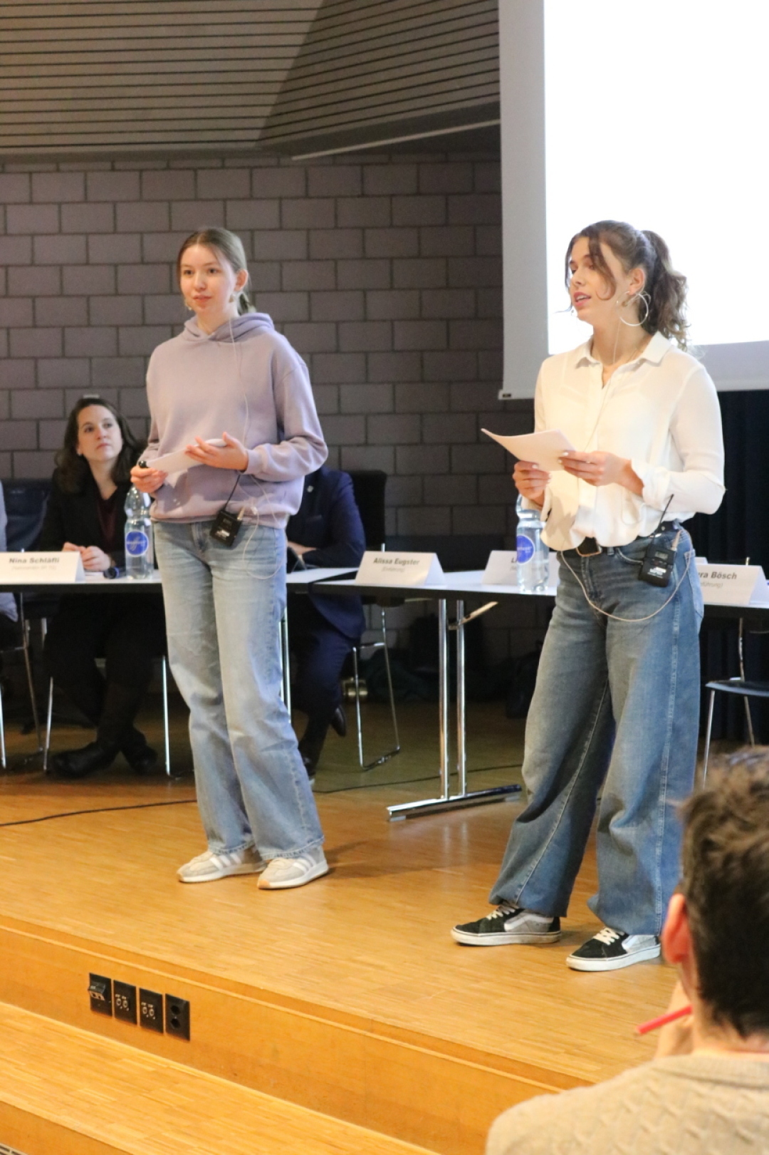 Kantischülerinnen Alisia Eugster und Sara Heqimay. Kantischülerinnen Alisia Eugster und Sara Heqimay.