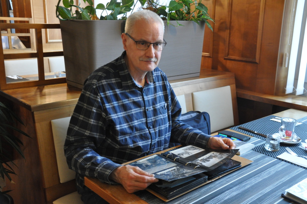 Ruedi Strasser aus Arbon (Präsident in Arbon) durchsucht ein Album mit alten Postkarten aus der Ostschweiz.