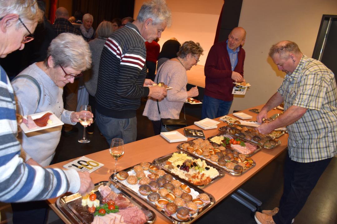 Das Buffet ist eröffnet! Das Buffet ist eröffnet!