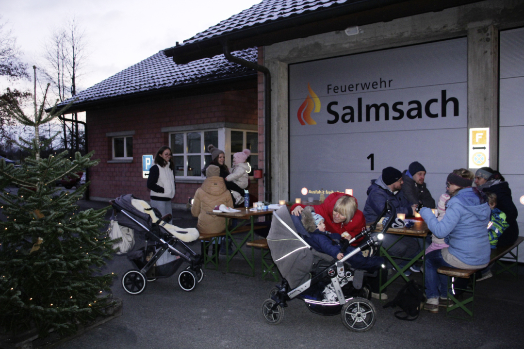Der Adventsmarkt ist beliebt in Salmsach. Der Adventsmarkt ist beliebt in Salmsach.