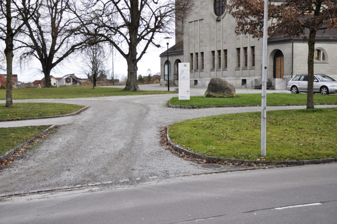 Weg mit Kies für Autos und Fussgänger zur Kirche. Der Weg soll verdichtet und verbessert werden. Fotos Andreas von Bergen