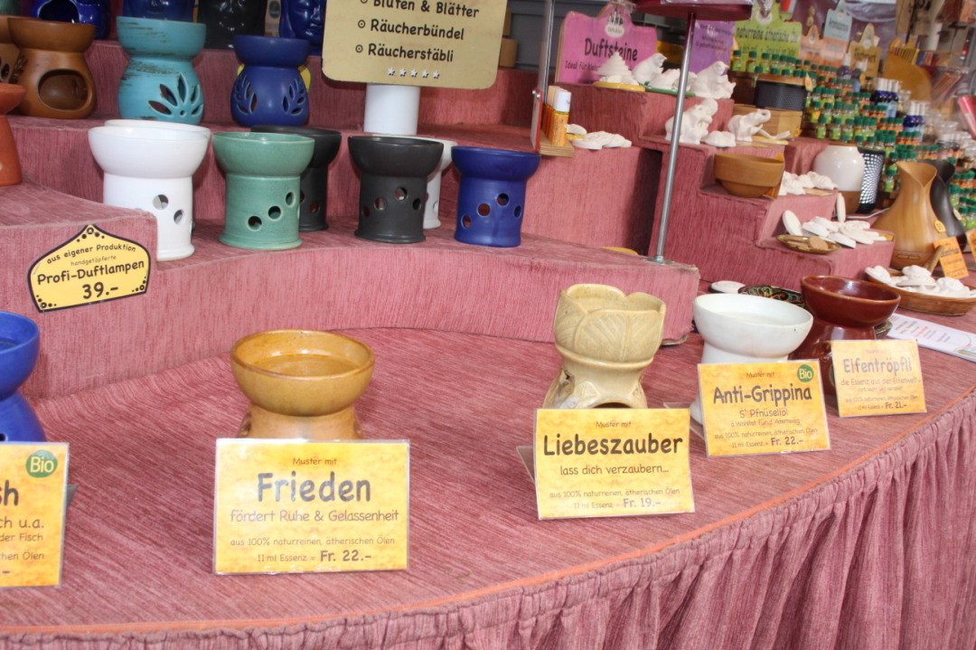 ... erfrischende oder beruhigende Düfte von Teelichtern ... ... erfrischende oder beruhigende Düfte von Teelichtern ...