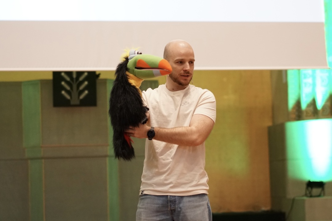 Michi vom Bibellesebund erzählt mit Unterstützung seines Tukans die Nehmiah-Geschichte. Michi vom Bibellesebund erzählt mit Unterstützung seines Tukans die Nehmiah-Geschichte.